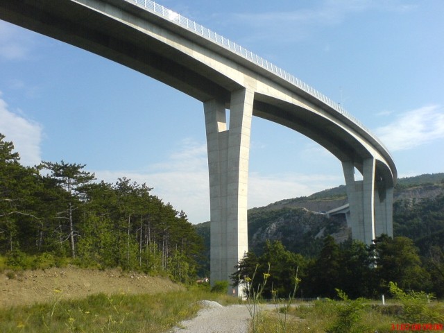 Viadukt Črni kal - pravijo mu tudi Krpan
postavljen je nad vasjo Gabrovica,  njegova dolž