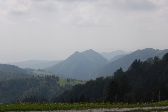 Polhograjsko hribovje - učni primer barvne perspektive