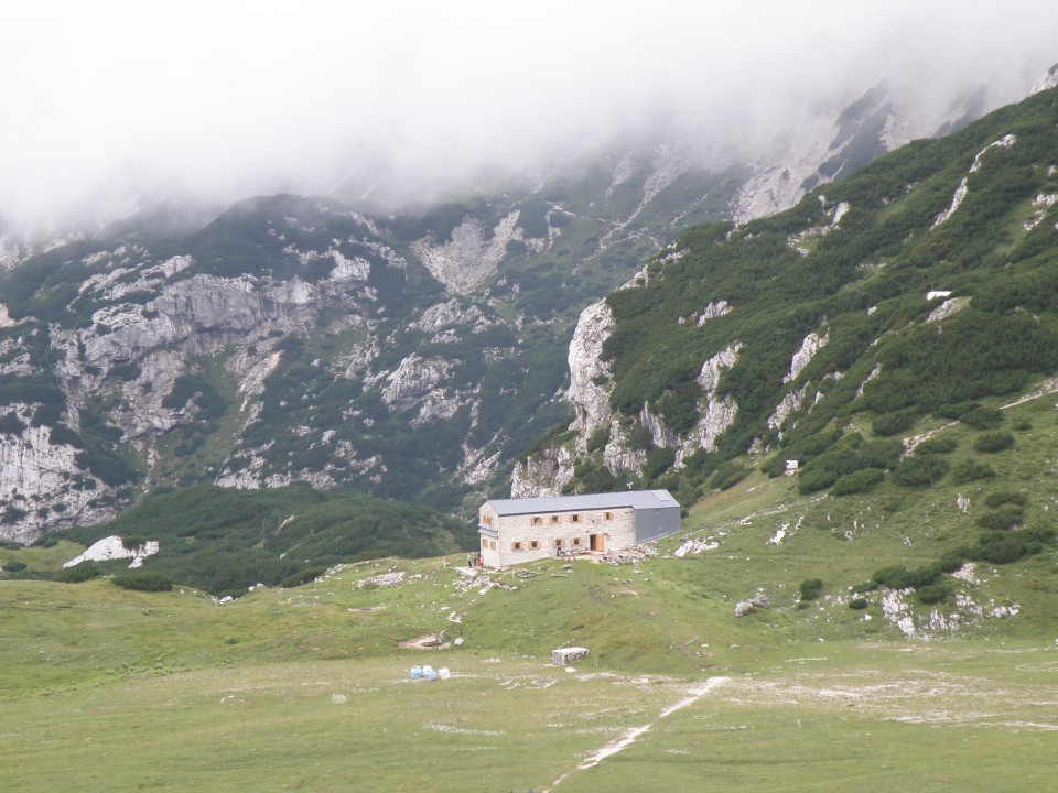 Kocbekov planinski dom na Korošici (1810 m) je lepo obnovljen.