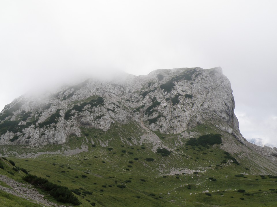 Pogled nam uhaja tja gor - je že malo manj megleno.