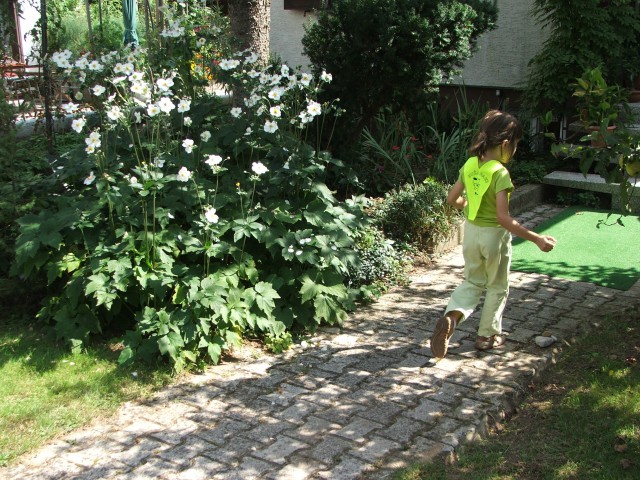 Lara for the first time in school - foto