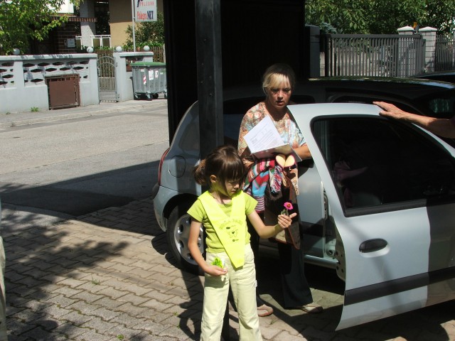 Lara for the first time in school - foto