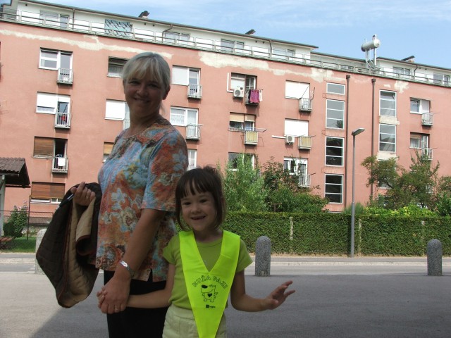Lara for the first time in school - foto