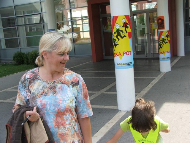 Lara for the first time in school - foto