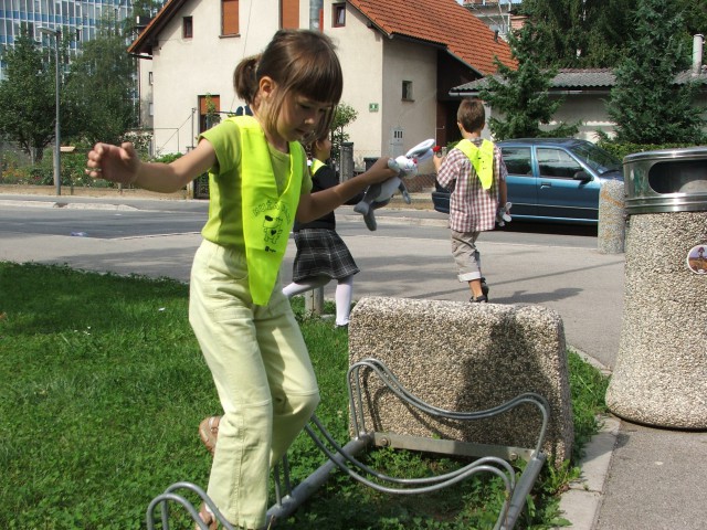 Lara for the first time in school - foto