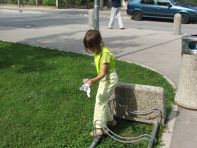 Lara for the first time in school - foto