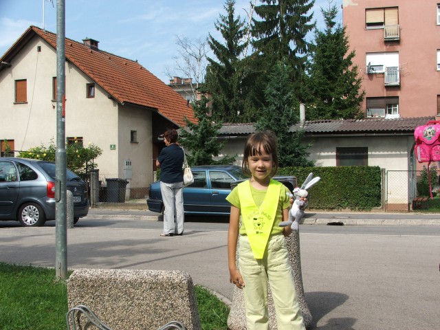 Lara for the first time in school - foto