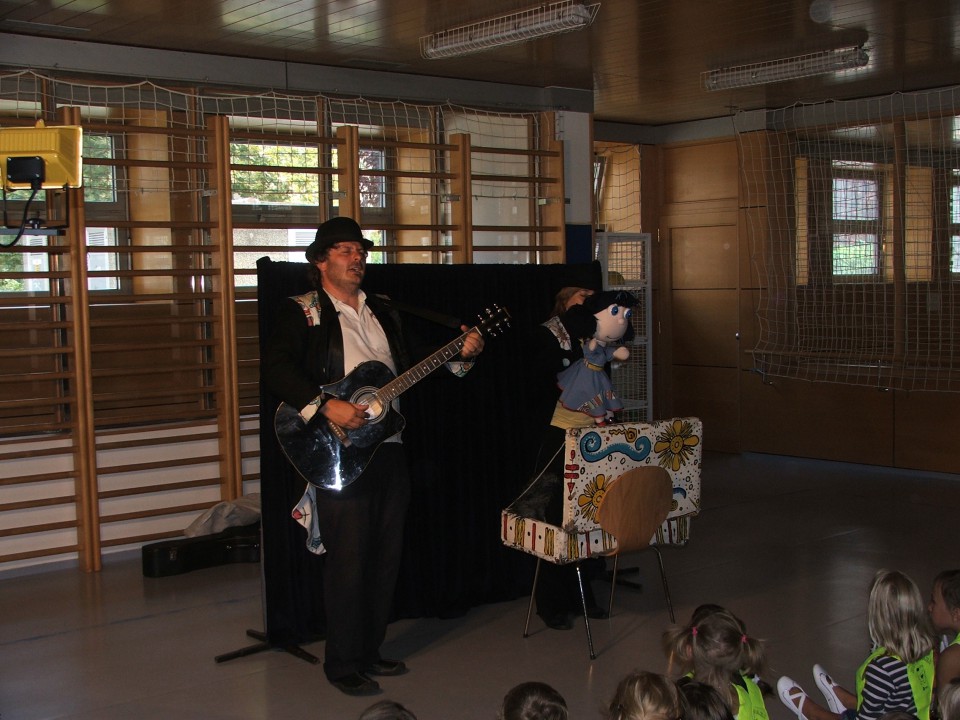 Lara for the first time in school - foto povečava