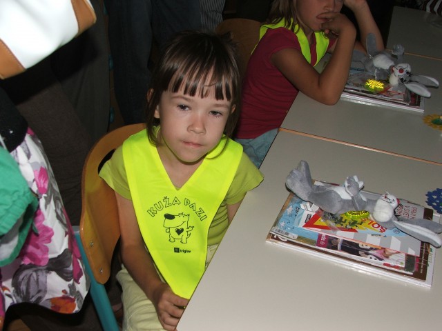 Lara for the first time in school - foto