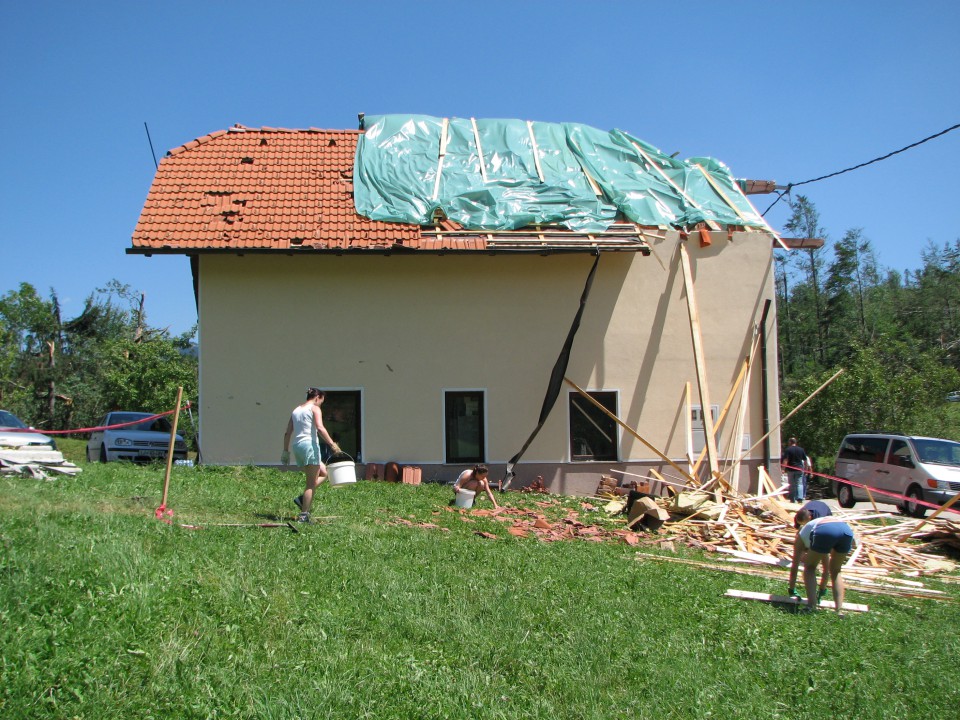 Julij 2008 - strašno neurje v vasi Gozd nas je pognalo v pomoč. Ker smo skoraj sosedje, sm
