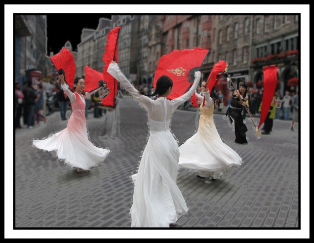 Na fotografiji Ples v Edinburgu je izpostavljena skupina plesalk in plesalca, ozadje je za