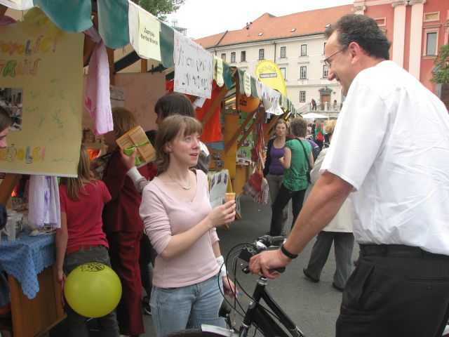 Osnovnošolci-prostovoljci iz Stranj - foto