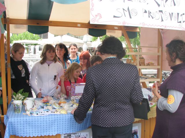 Osnovnošolci-prostovoljci iz Stranj - foto