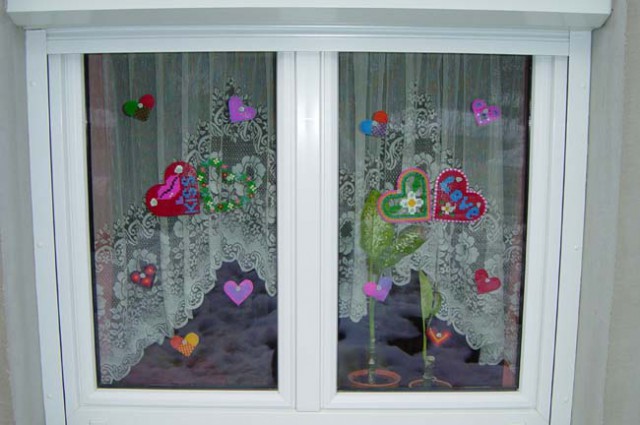 Tako pa za valentinovo izgleda okno v Dašini sobi -  polno srčkov iz hama perlic
