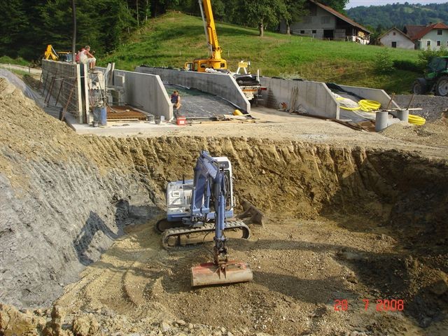 Zalivanje stene silosa in izkop za 300m3 jamo