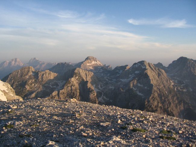 V ozadju Jalovec, Mangart, Razor, Dolkova špica; 
V ospredju Pihavec, Bovški gamsovec, St