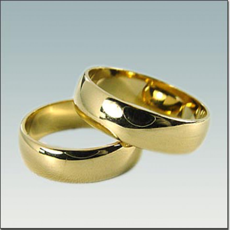 izgledajo točno tako,le da imata zadaj vgravirani najini imeni in datum poroke...