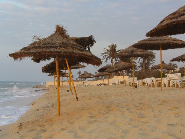hotelska plaža z brezplačnimi senčniki in ležalniki