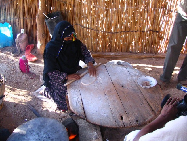obisk berberske vasi in prikaz peke kruha