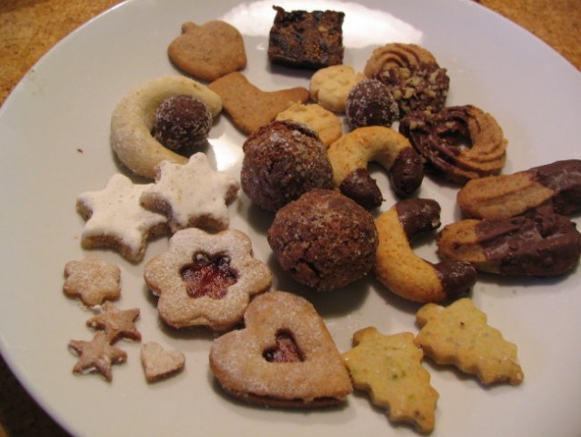 Božični kolač, peparkakkor 5783, brizgani obročki, cimetove zvezdice 8308,snežinke 1888, k