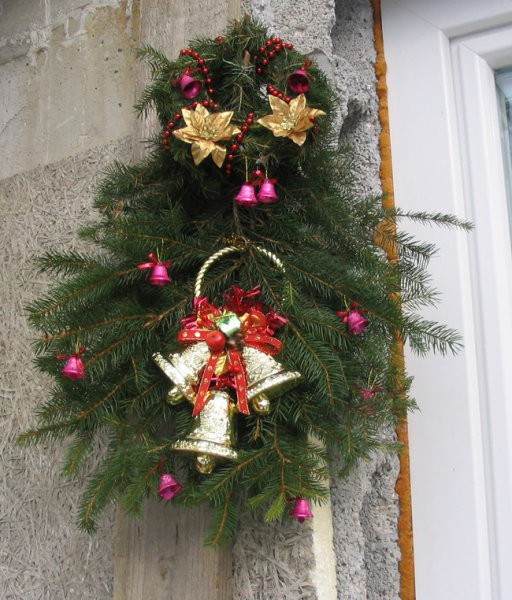 letošnja novoletna dekoracija na naših vratih (namestila sem poleg vrat), smrekove veje, r