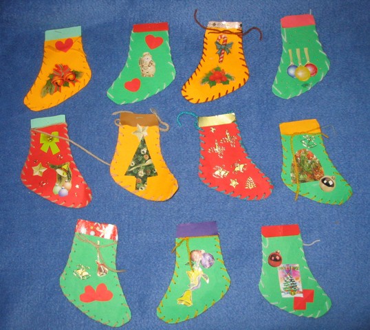 nogavičke in mošnjički, ki so služili za adventni koledarček moji hčerkici - barvn papir, 