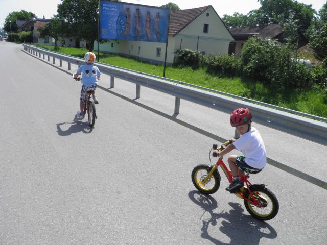 Kolesarjenje,kopanje in igranje z vnuki - foto