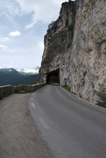 Skozi majhen tunelčič, pri dolgem spustu iz Passo Valparola proti Cortina d'Ampezzo