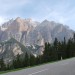 Pogled na bližnje gore na zponu na prelaz Passo Valparola