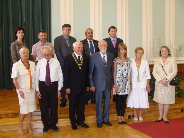 Skupinska slika vseh ki so prejeli priznanje. V sredini je častni član Nove Gorice g. Dare