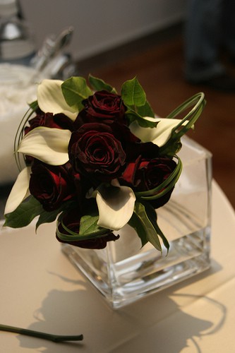 Vrtnice v kombinaciji z belimi kalami