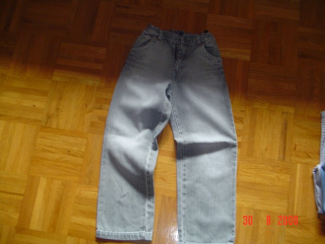 Jesns hlače Okaidi, št. 122, cena 7 eur