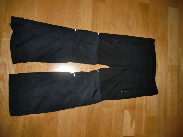 Softshel hlače, primerne za hojo ali za smučanje, št. 122/128 cena 10 eur.