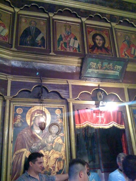 Ikone v pravolslavni cerkvi...zgledajo bolj kul kot freske v katoliški.