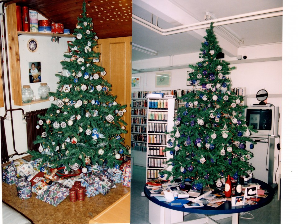 dve novoletni jelki s kvačkanimi okraski