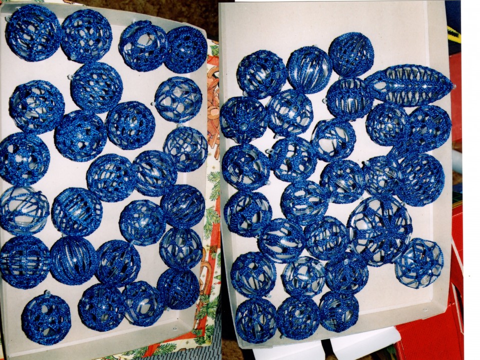 modri kvačkani okraski