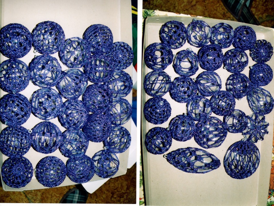 bolj slabo se vidi, ampak tole so vijoličasti kvačkani okraski