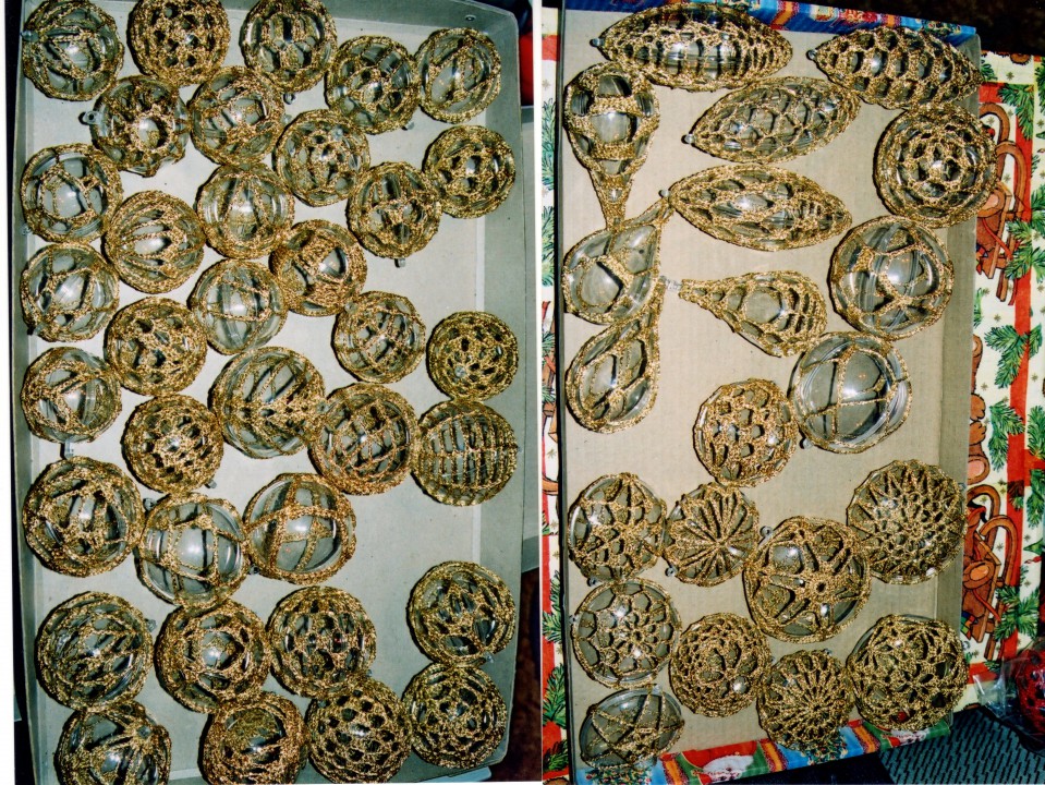 zlati kvačkani okraski