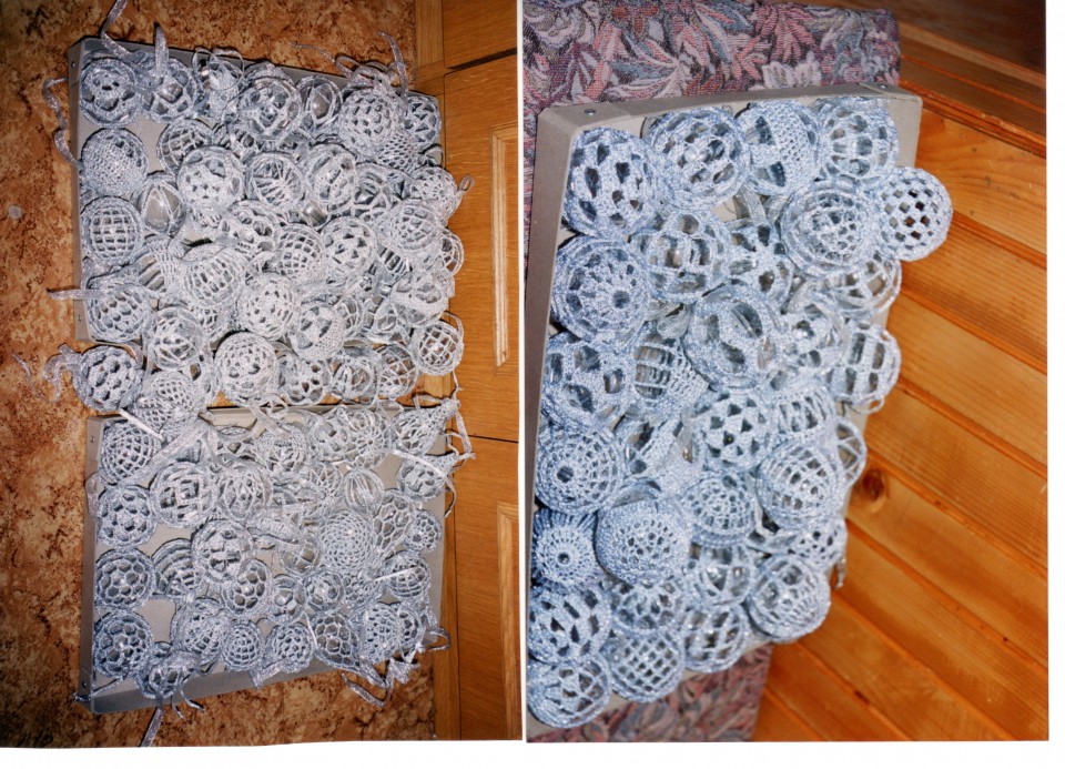 srebrni kvačkani okraski