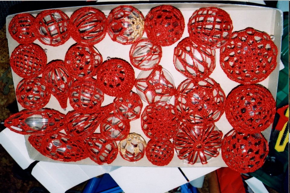 rdeči kvačkani okraski