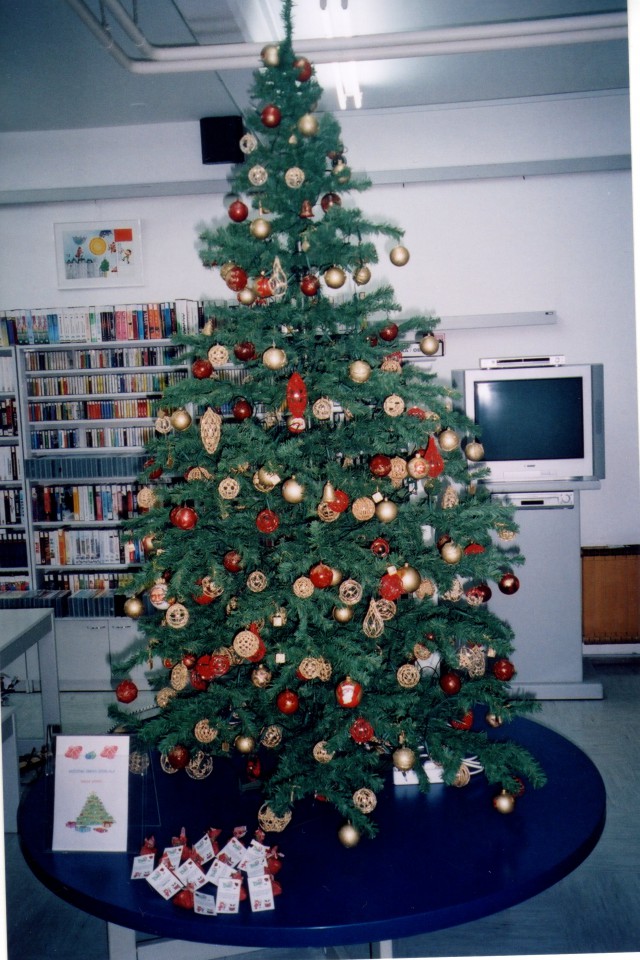 kvačkane in z akrilno barvo ter silikonom okrašene kroglice