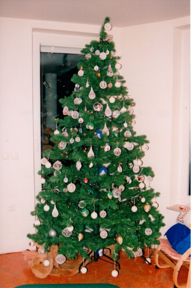 beli kvačkani  okraski in okraski s figuricami