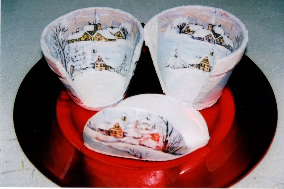 dve lučki in stojalo za servetke