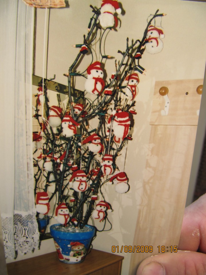 snežaki - cofki z božičkovimi kapami na novoletni dekoraciji