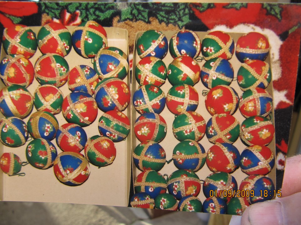 stiropraste kroglice, blago, bucike in okrasni trakovi