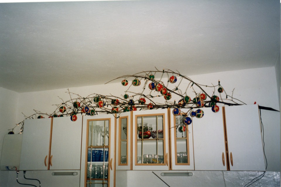 in na veji nad kuhinjskimi elementi