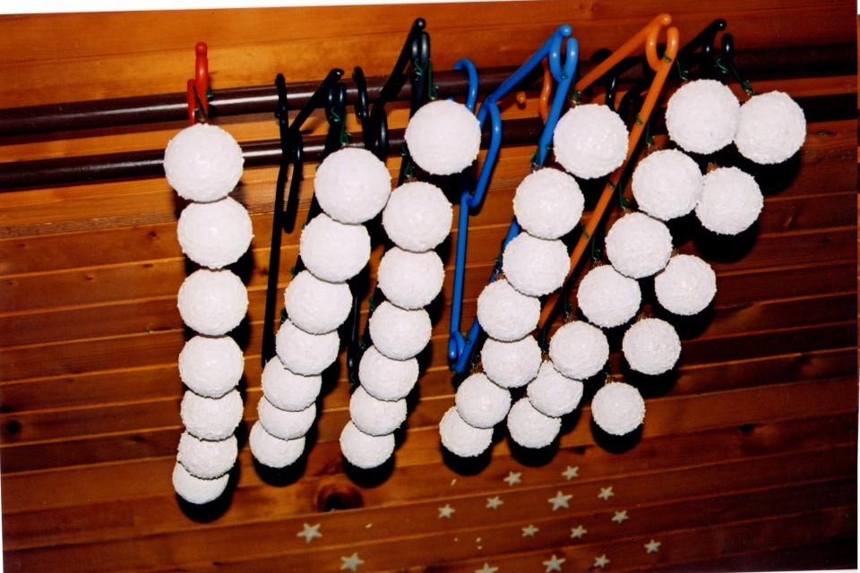 strukturna pasta in bleščice na plastičnih kroglicah