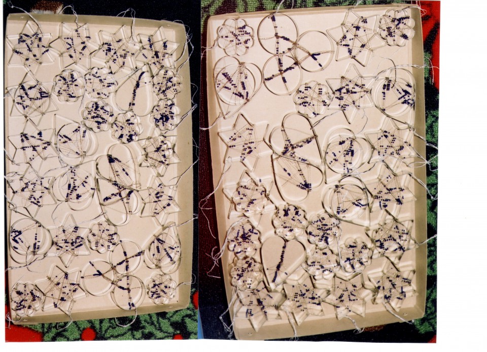 stari modelčki za pecivo, žica in perle, pa dobimo krasne novoletne okraske