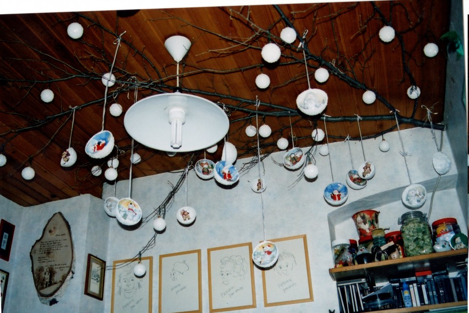 in pod stropom kot snežene kepe