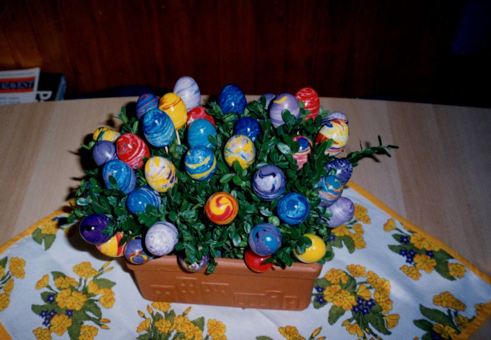 marmorirana jajca v velikonočni dekoraciji